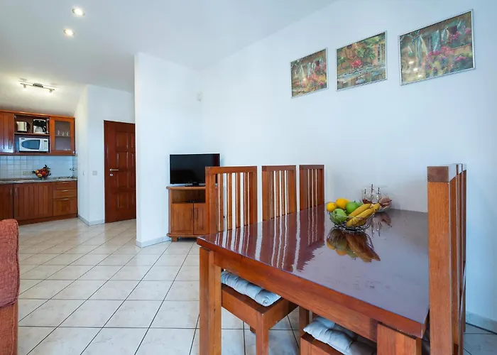 Apartament Gorgeous In With Wifi Pula