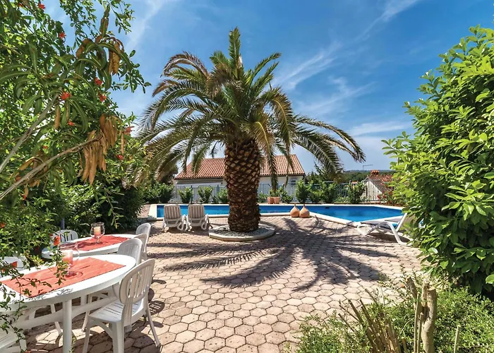 Apartament Gorgeous In With Wifi Pula