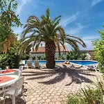 Apartment 3 Bedroom Front In Pula