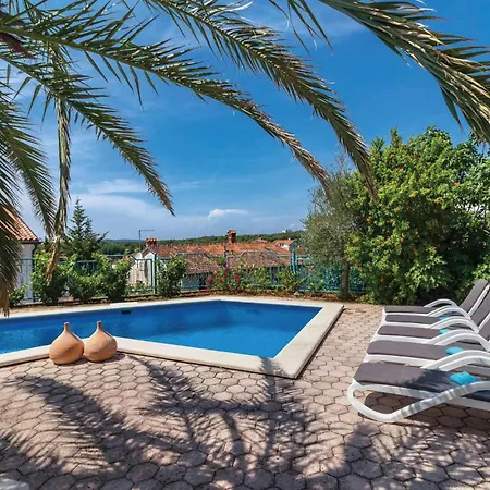 3 Bedroom Front In Pula